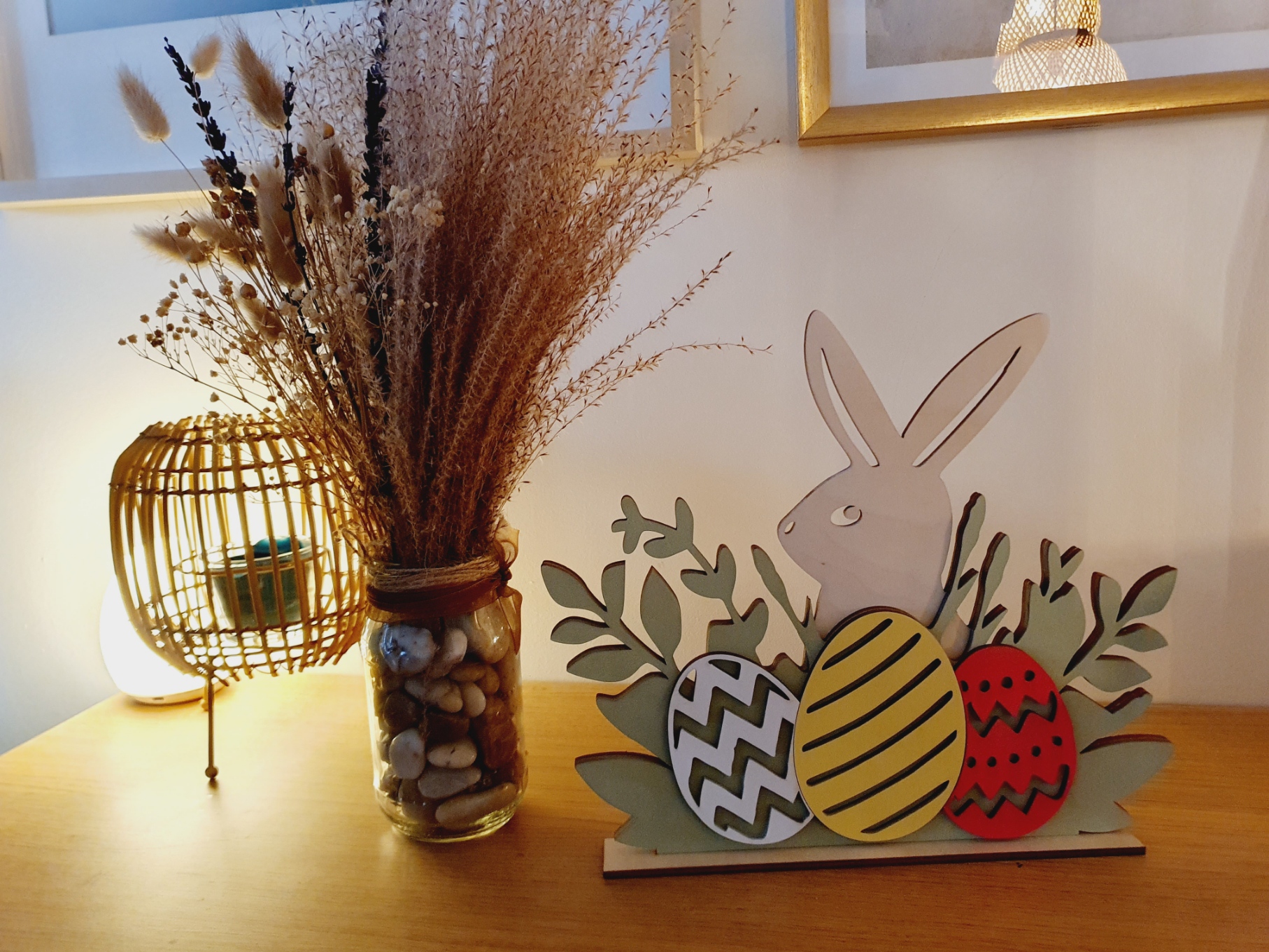 Królik drewniany z pisankami